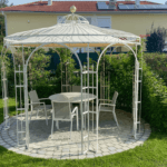 Pavillon Florenz in Sonderfarbe weiss mit Messingkugel in einem Garten