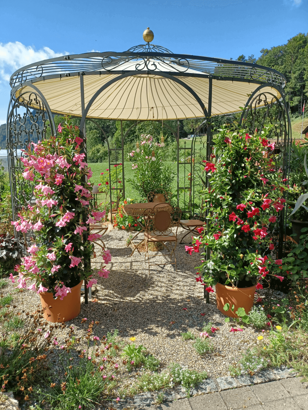 Pavillon Florenz pulverbeschichtet anthrazit mit Messingkugel und Sonnensegel in Ecru in einem Garten