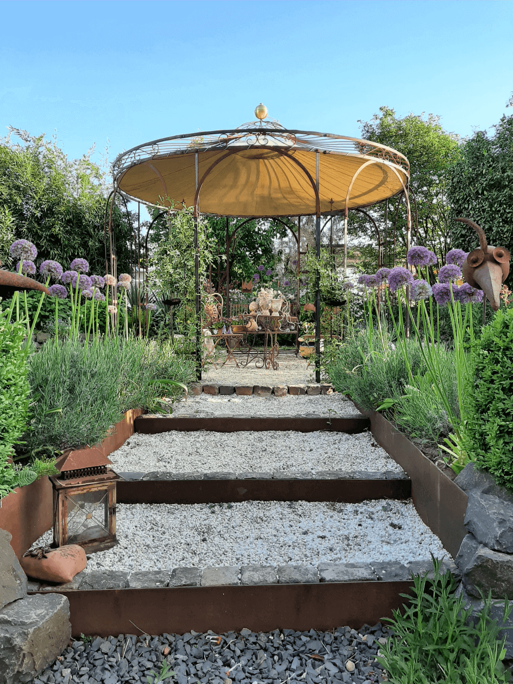 Pavillon Florenz unbeschichtet mit Messingkugel und Sonnensegel in Ecru in einem Garten
