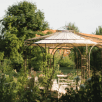 Pavillon Florenz unbeschichtet mit Sonnensegel in Ecru in einem Garten