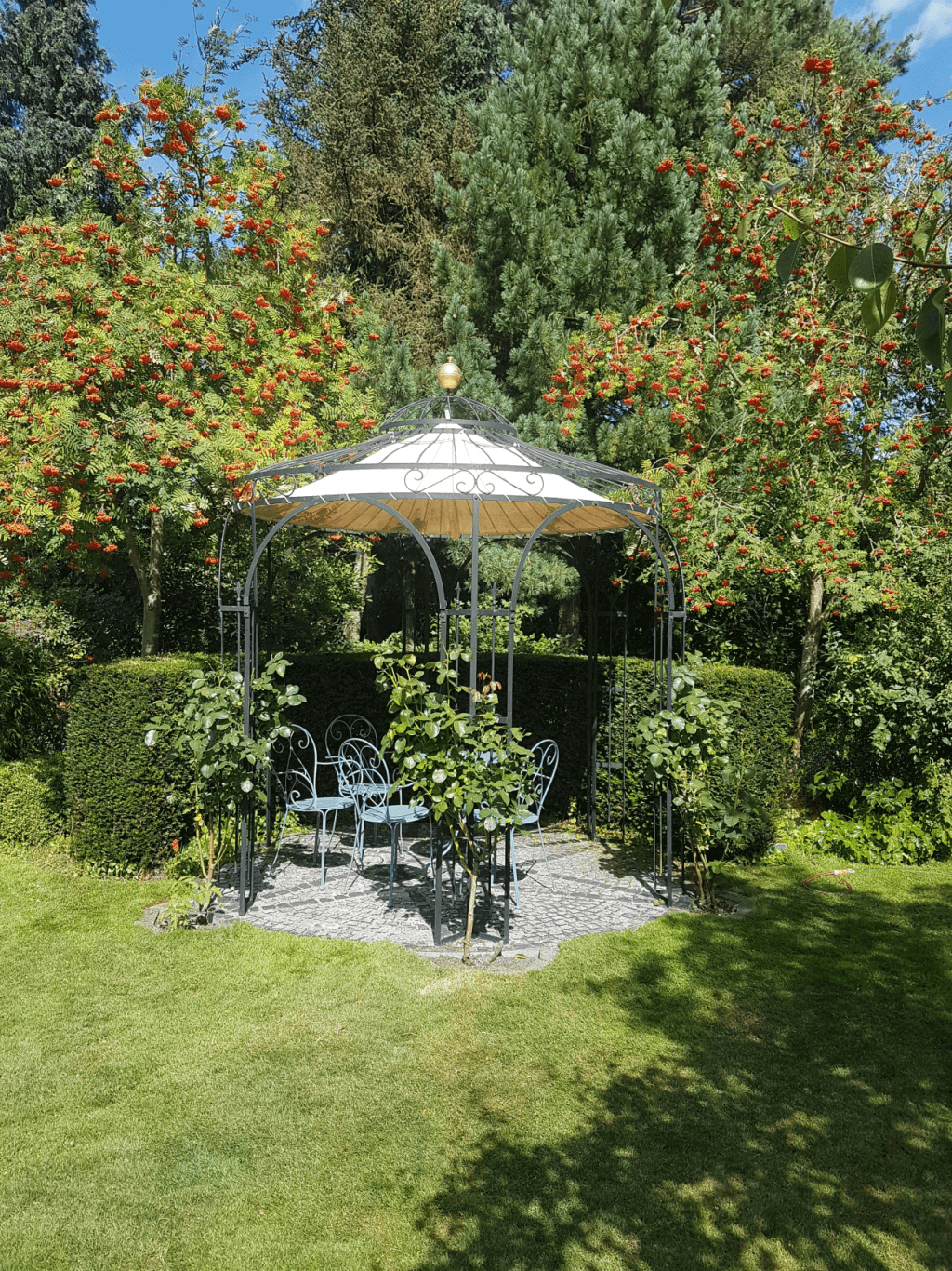 Pavillon Milano pulverbeschichtet anthrazit mit Messingkugel und Sonnensegel in einem Garten