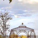 Pavillon Milano unbeschichtet mit Messingkugel und Rankgitter Rosa in einem Garten