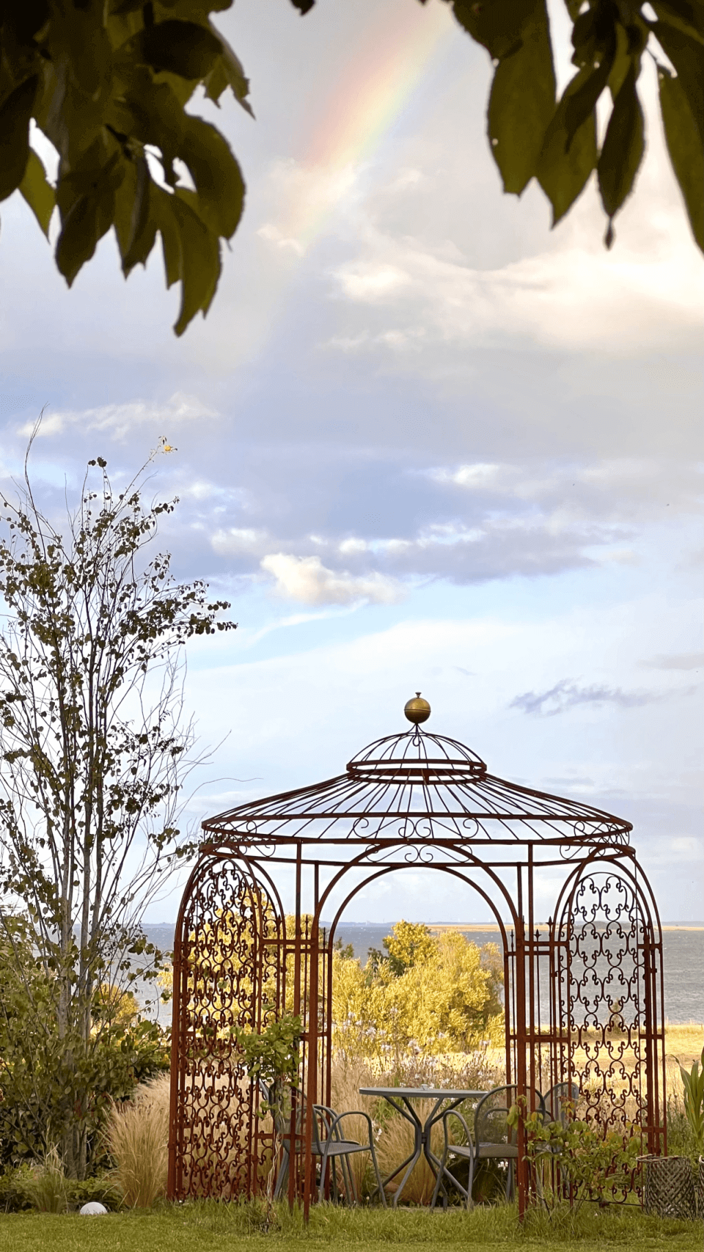 Pavillon Milano unbeschichtet mit Messingkugel und Rankgitter Rosa in einem Garten