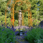 Pavillon Siena pulverbeschichtet Sonderfarbe in einem Garten