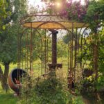 Pavillon Siena unbeschichtet mit Sonnensegel und Messingkugel in einem Garten