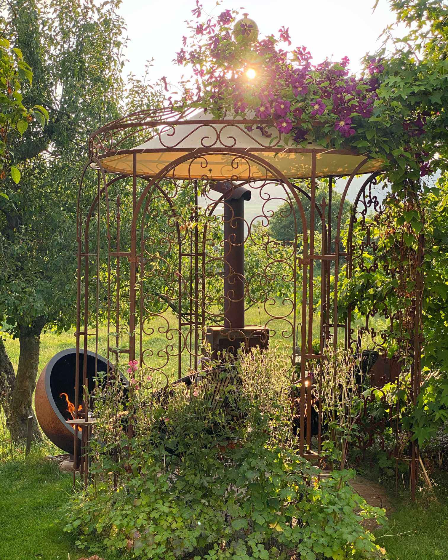 Pavillon Siena unbeschichtet mit Sonnensegel und Messingkugel in einem Garten