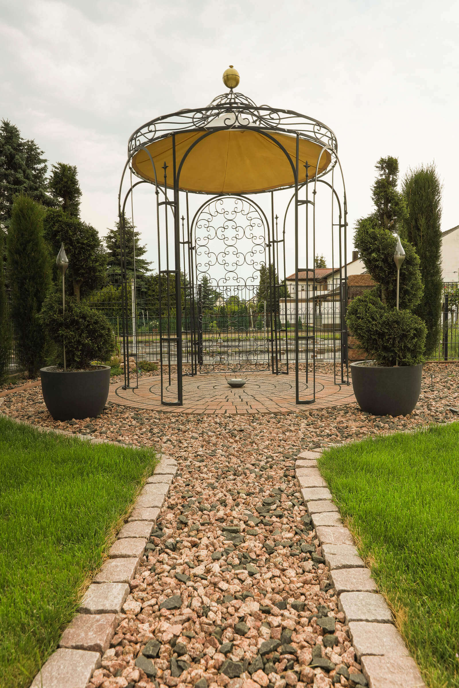 Pavillon Siena mit Messingkugel und Sonnensegel
