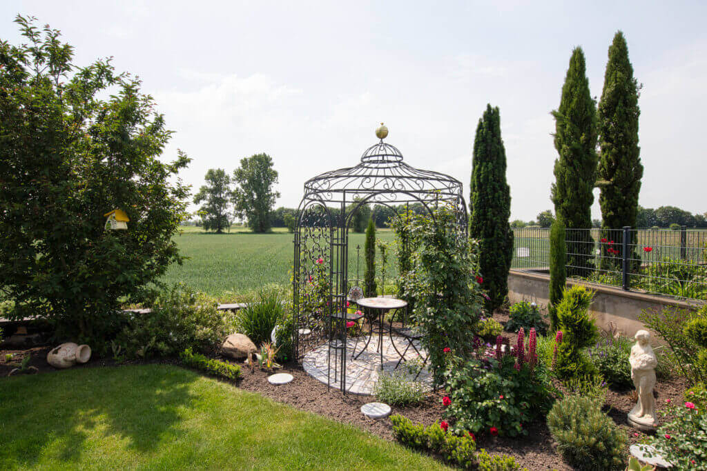 Gartenpavillon Siena eingerichtet mit romantischen Mosaik-Bistromöbeln