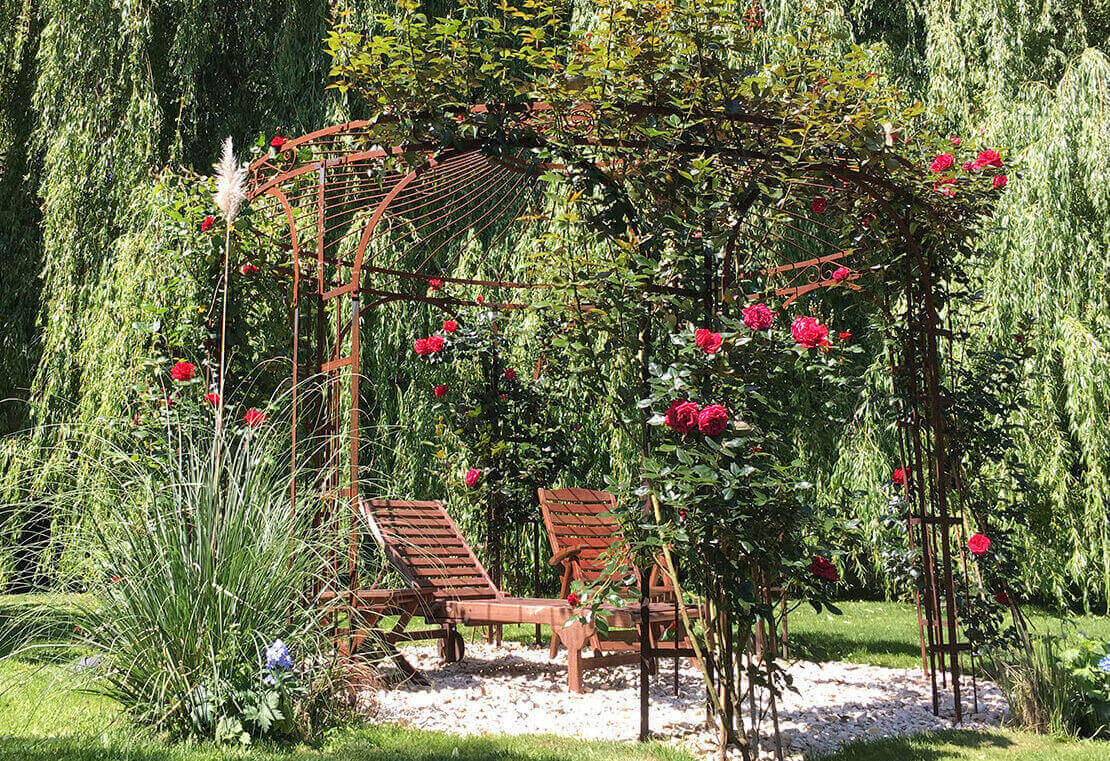Gartenpavillon Florenz in unbeschichteter Ausführung mit Rosen umrankt