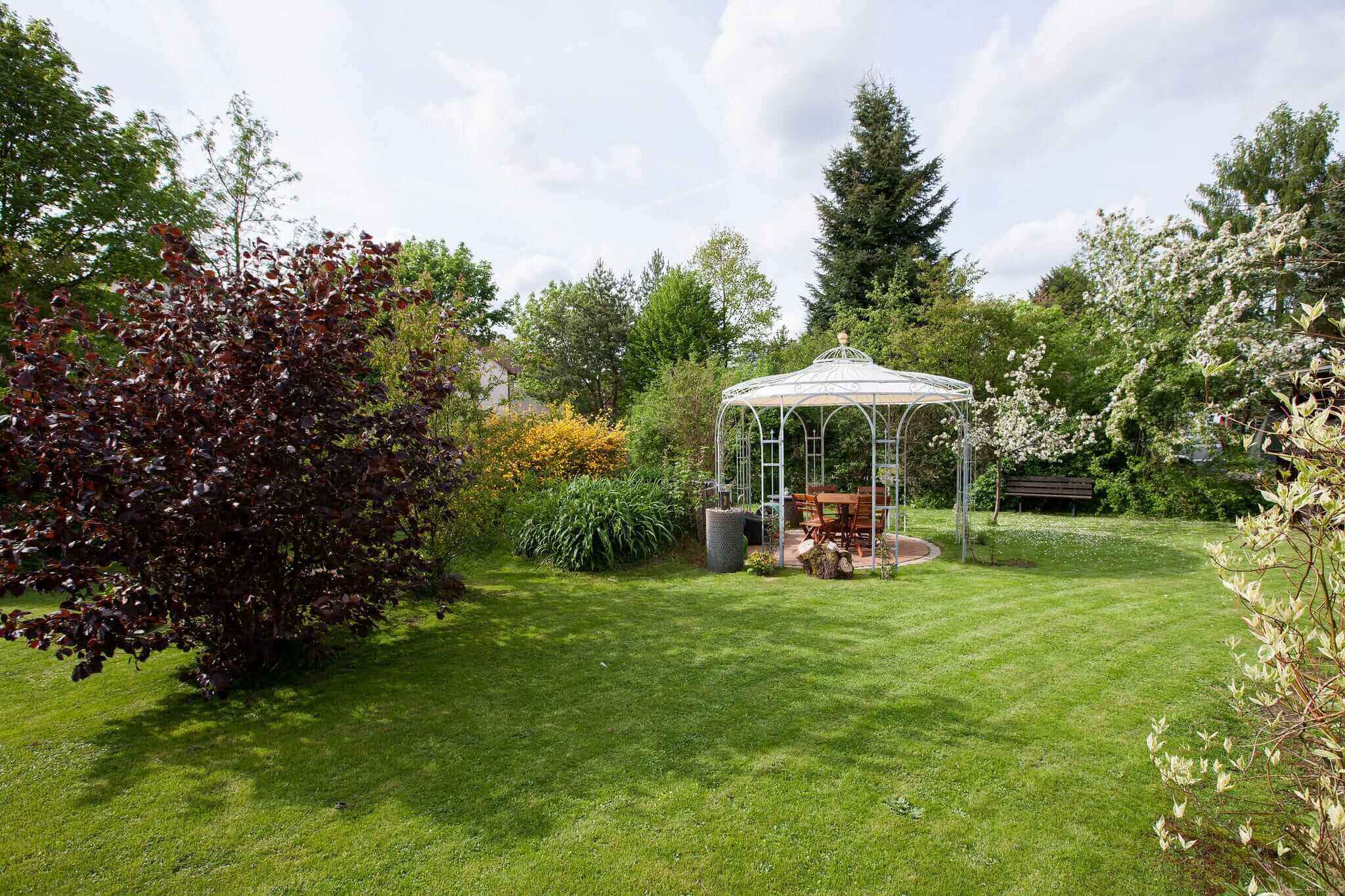 Pavillon Florenz mit Sonnensegel und Messingkugel in feurverzinkter Ausführung im schönen Garten mit Sitzgelegenheiten