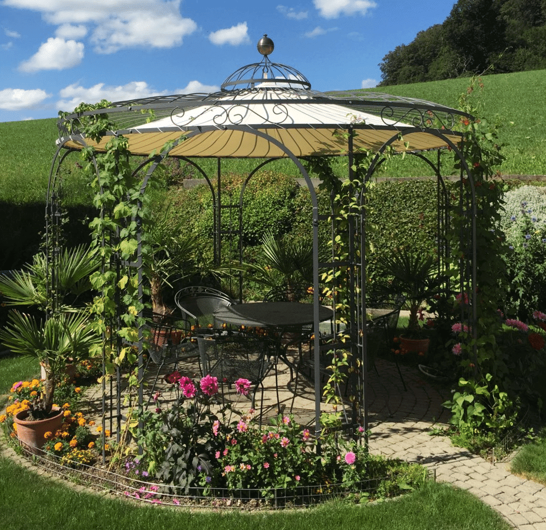 Gartenpavillon Florenz mit Messingkugel und Sonnensegel in pulverbeschichteter Ausführung