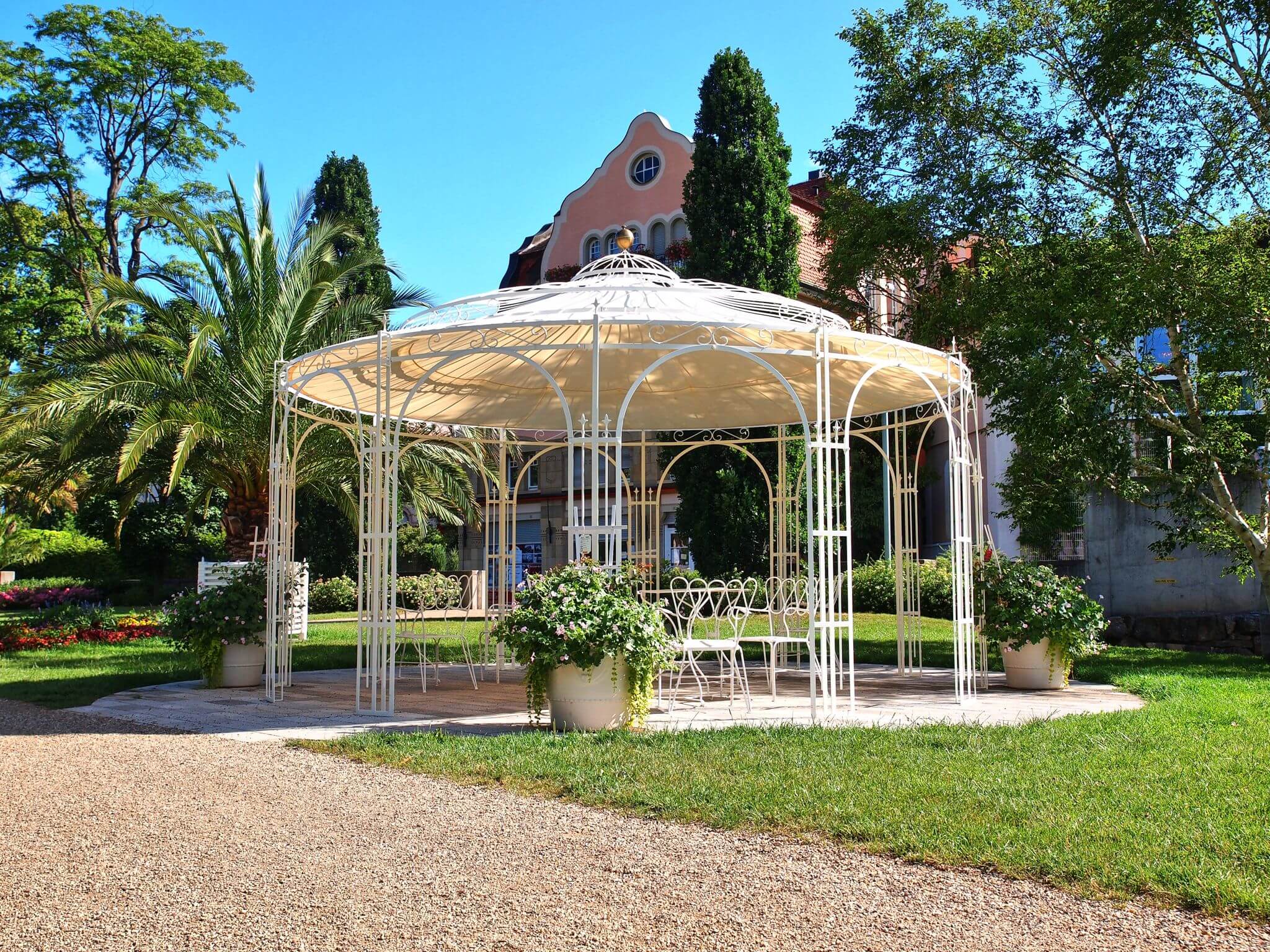 Pavillon Toskana in pulverbeschichteter Ausführung mit Sonnensegel und Messingkugel