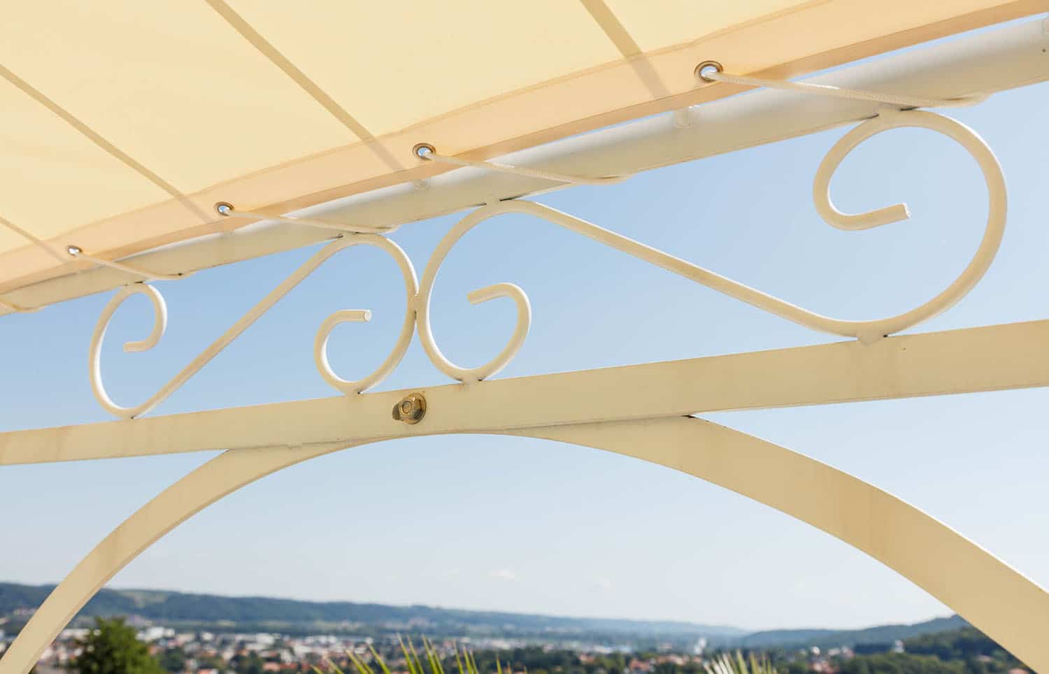 Pavillon Verona Verbindung Pfosten mit Dach Nahaufnahme in pulverbeschichteter Sonderfarbe Weiß