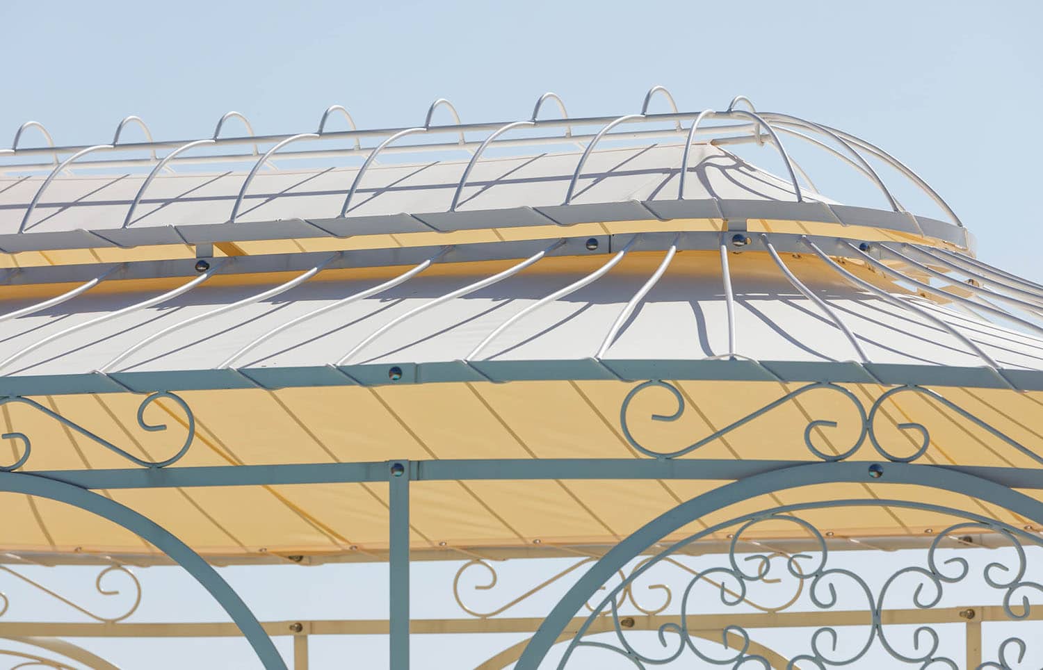 Pavillon Verona Kuppel Nahaufnahme mit Sonnensegel in pulverbeschichteter Sonderfarbe Weiß