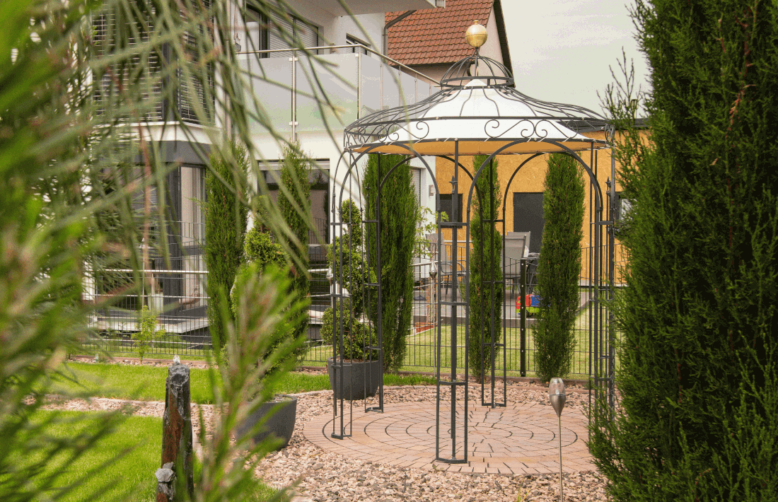 Pavillon Siena in pulverbeschichteter Ausführung mit Messingkugel und Sonnensegel