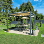 Pavillon Genua pulverbeschichtet anthrazit mit Sonnensegel in Ecru in einem Garten
