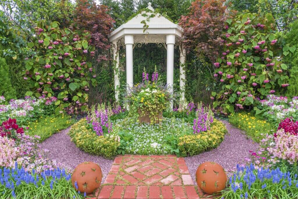 Gartenpavillon aus Mamor in blühenden Garten