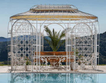 Pavillon Verona in pulverbeschichteter Ausfuehrung weiss mit Sonnensegel und Rankgitter Rosa bei einem Pool