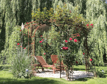 Pavillon Florenz in unbeschichtet mit Rosen berankt und Sonnenliegen aus Holz