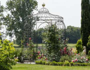 Pavillon Siena in pulverbeschichtet anthrazit mit Rosen berankt in einem Garten