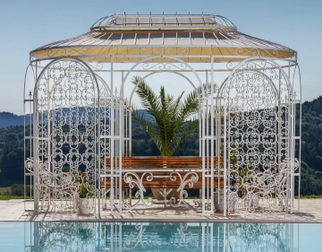 Pavillon Verona in pulverbeschichteter Sonderfarbe weiss mit einer Holzbank hinter einem Pool 