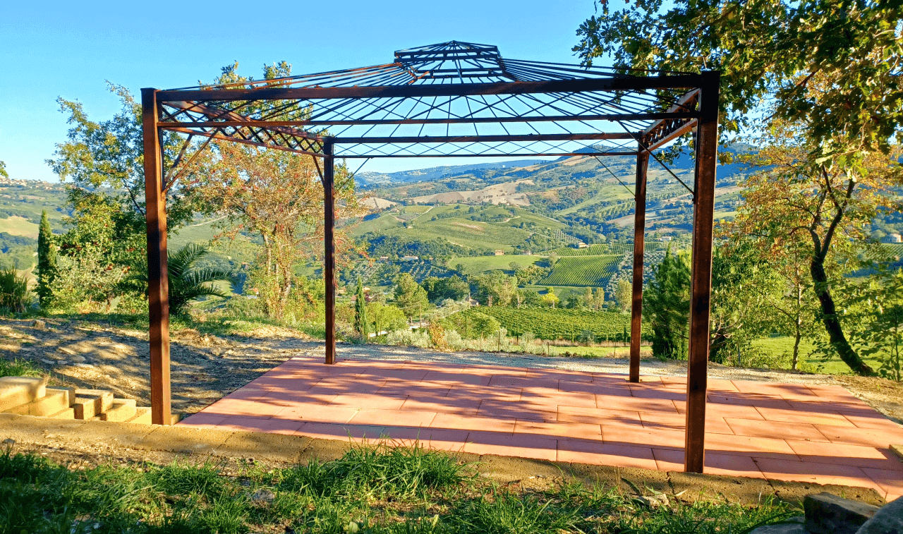 Pavillon Trento unbeschichtet in einem Garten