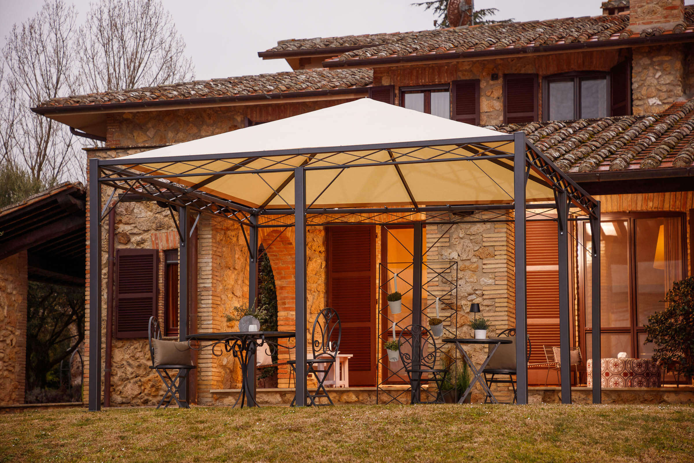 Pavillon Torino in pulverbeschichteter Ausführung mit Sonnensegel und Rankgitter Vite