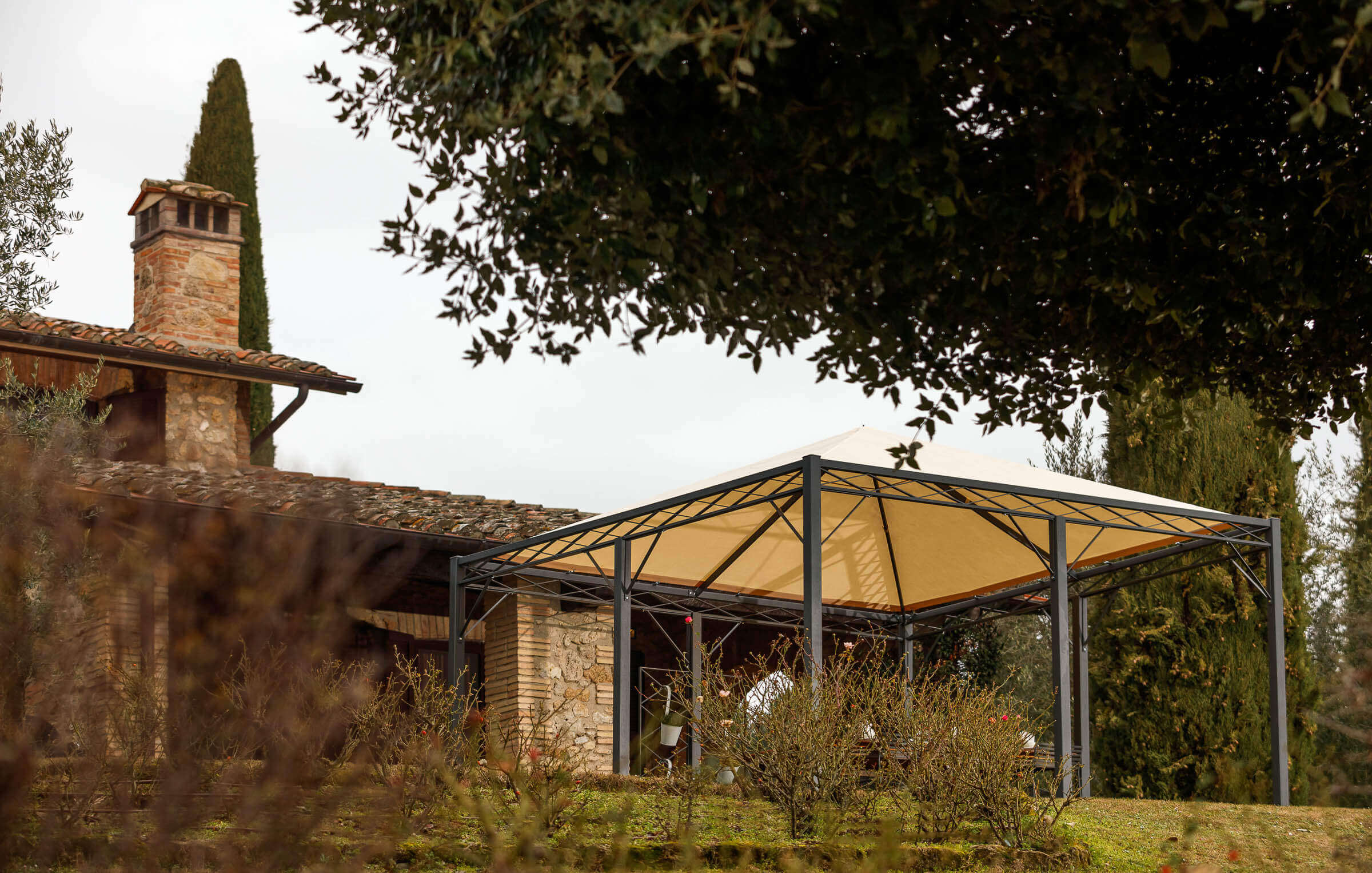 Pavillon Torino in pulverbeschchteter Ausführung mit Sonnensegel und Rankgitter Vite auf einer Terrasse