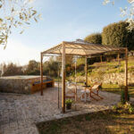 Pavillon Trento in unbeschichteter Ausführung mit Sonnensegel und Rankgitter Vite zum Entspannen