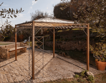 Pavillon Trento unbeschichtet mit Sonnensegel und Rankgitter Vite in einem mediterranen Garten