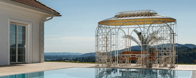 Luxuspavillon Verona pulverbeschichtet in Weiss mit Rankgitter und Sonnensegel am Pool