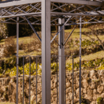 Pavillon Rankgitter Xantio pulverbeschichtet anthrazit Detailaufnahme in einem Garten
