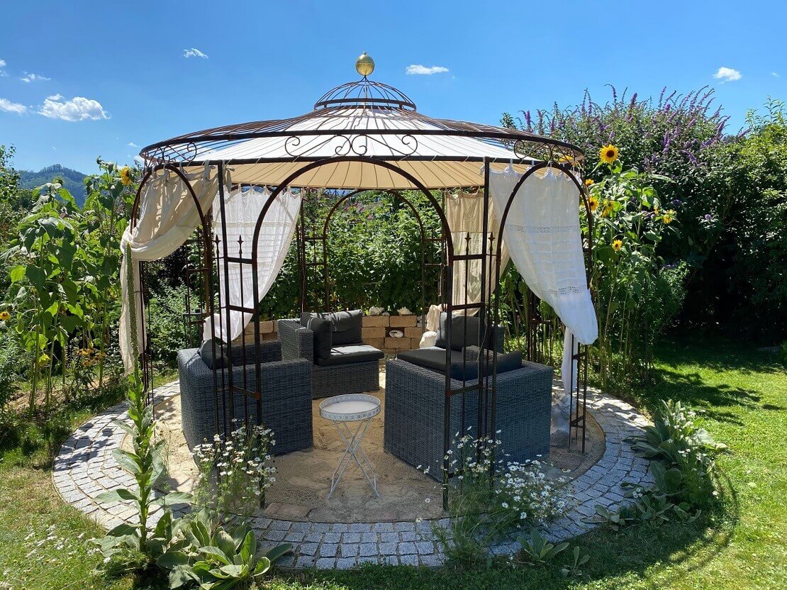 ELEO Pavillon Florenz in Garten integriert mit Begrünung durch Sonnenblumen