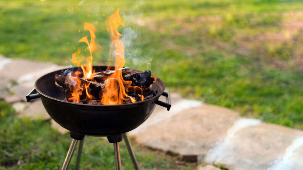 Barbecue rond au charbon de bois dans un jardin