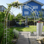 Rosenbogen Cremona feuerverzinkt in einem Garten