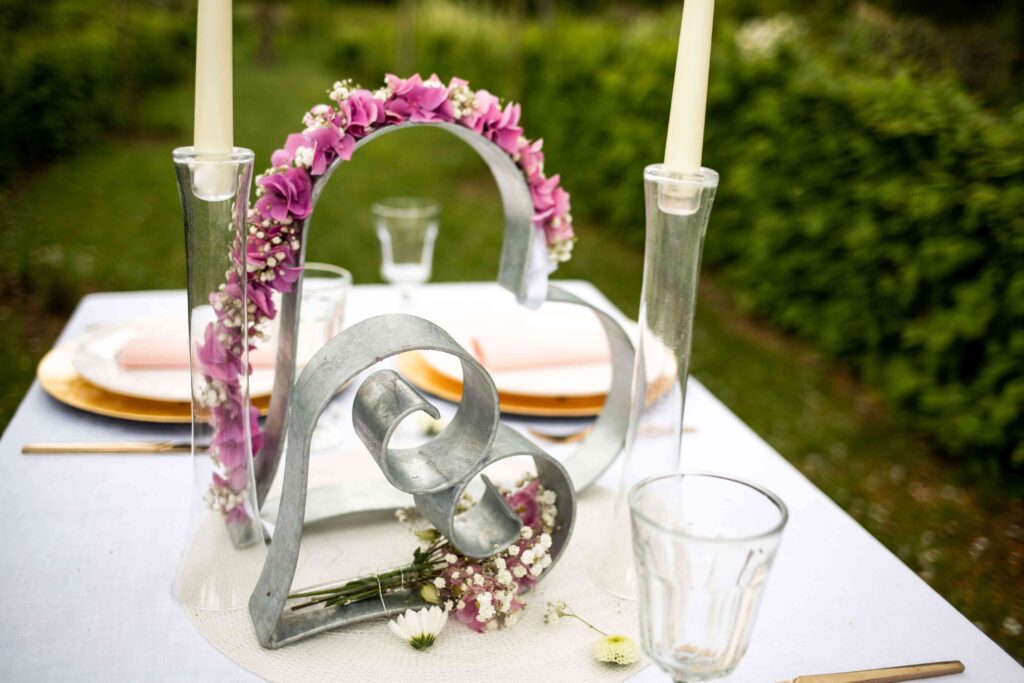 Cœurs en métal ELEO galvanisés et ornés de fleurs pour une belle décoration de mariage